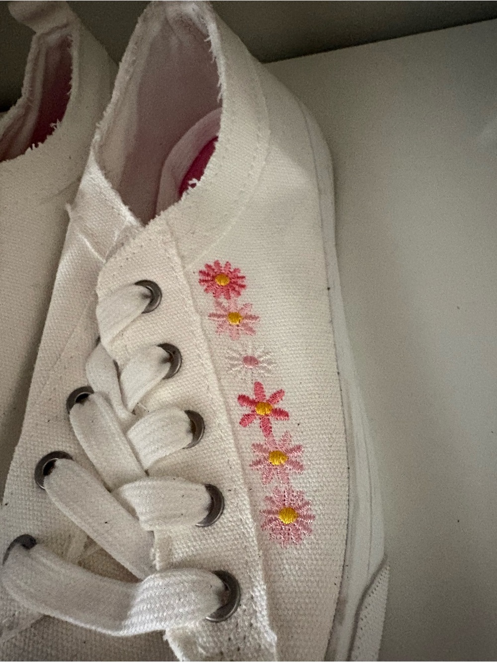 Tommy Bahamas Women’s White Canvas Sneakers with Pink floral Embroidery - Picture 3 of 7